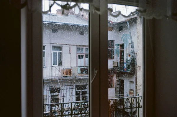 Widok Przez Okno Zimne Zimowe Popołudnie Przytulny Atmosferyczny Stary Dom — Zdjęcie stockowe