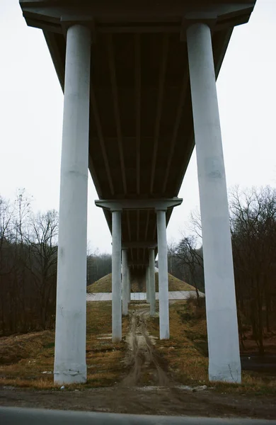 Widok Spod Mostu Pod Autostradą Fotografia Filmowa — Zdjęcie stockowe