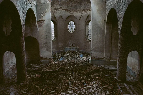 Tegelstenar Och Ruiner Precis Vid Altaret Den Gamla Övergivna Kyrkan — Stockfoto