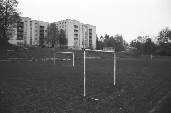 Oude Lege Voetbalveld Met Netloze Doelen Huurwoningen Achtergrond Zwarte Witte — Stockfoto