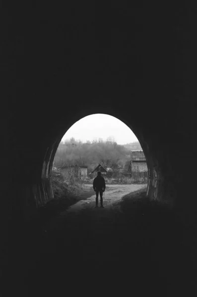 Sylwetka Mężczyzny Stojącego Tunelu Pod Mostem Ciemnoczarne Białe Kolory Filmu — Zdjęcie stockowe