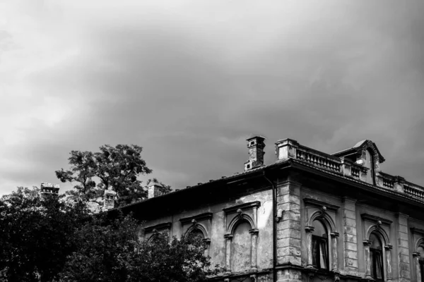 Old Shabby Nearly Abandoned House Heavy Gray Clouds Monochromatic Black — Stock Photo, Image
