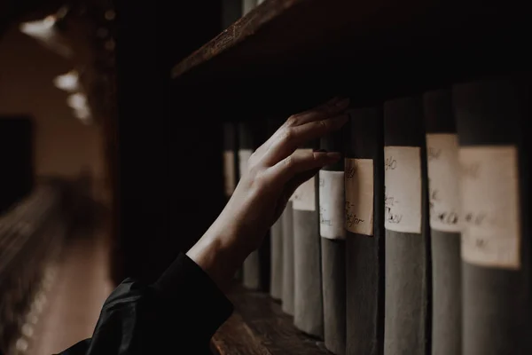 Dziewczyna Wybierająca Antyczną Książkę Półce Czytelni Bibliotece Swoją Bladą Ręką — Zdjęcie stockowe