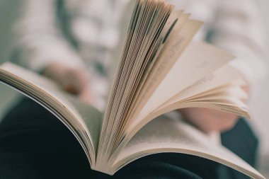 Kitap sayfaları arkaplanı çeviriyor