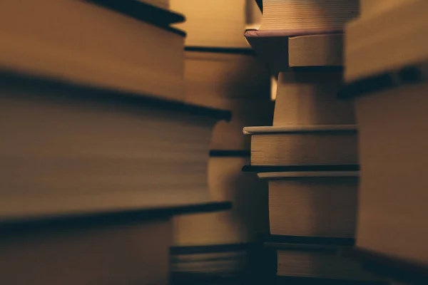 Kitapların Labirenti Nin Içinde Sıcak Sarı Kahverengi Sayfalı Kitap Yığınlarının — Stok fotoğraf
