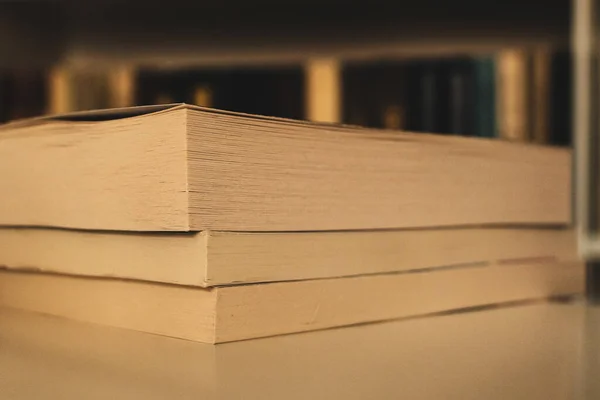 Masanın Üzerinde Kahverengi Sayfalar Olan Tane Kapak Kitabı — Stok fotoğraf