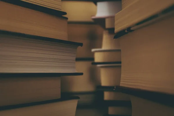 本の壁だ いくつかの架空の本の山の背景 — ストック写真