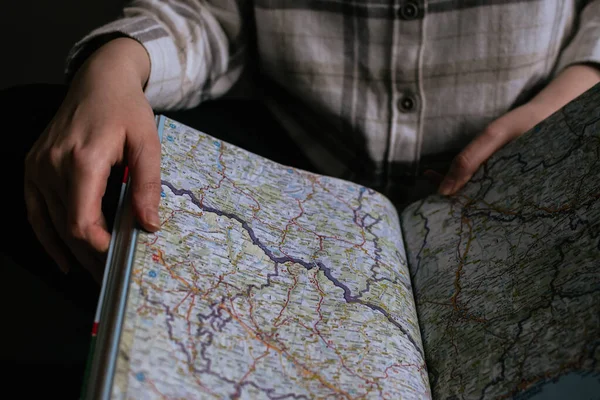 Dívka Držící Rukou Cestovní Mapu Plánující Jejich Další Rodinný Výlet — Stock fotografie