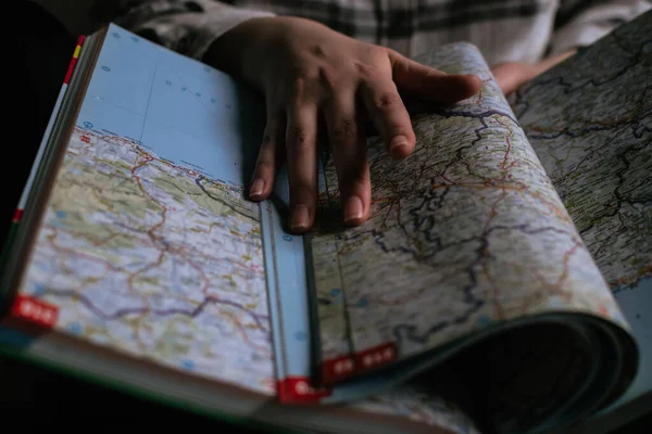 Zbliżenie Ręki Dziewczyny Leżącej Książkowej Mapie Szlaków Europejskich — Zdjęcie stockowe