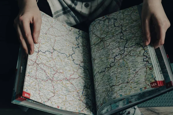 Dziewczyna Trzymająca Mapę Drogową Rękach Planująca Swoją Następną Rodzinną Podróż — Zdjęcie stockowe