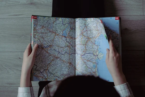 Dziewczyna Trzymająca Mapę Drogową Rękach Planująca Swoją Następną Rodzinną Podróż — Zdjęcie stockowe