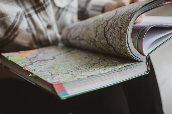 Bir Yol Haritasının Sayfalarını Çeviren Kız Yeni Bir Seyahat Yeri — Stok fotoğraf