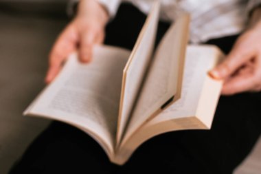 Kitap sayfaları bulanık arkaplanı döndürüyor