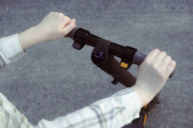 Elektrikli scooter gösterisi. Yakın plan.