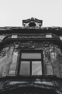 Lviv, Ukrayna 'da terk edilmiş eski bir klasik evin tavan arası.