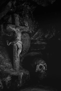 Çarmıha gerilme ve taştan yapılmış bir kafatası. 