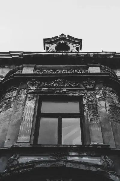 Lviv, Ukrayna 'da terk edilmiş eski bir klasik evin tavan arası.