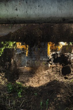 Bir traktör özel bir kulübenin yanında toprak yıkıyor.