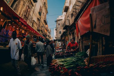 Palermo, İtalya - 4 Kasım 2023: Yoğun bir hafta sonu sabahı yerel halk mal satıyor