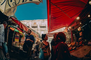 Palermo, İtalya - 4 Kasım 2023: Güneşli bir öğleden sonra geleneksel yerel bir jet pazarından alışveriş yapan yerel vatandaşlar