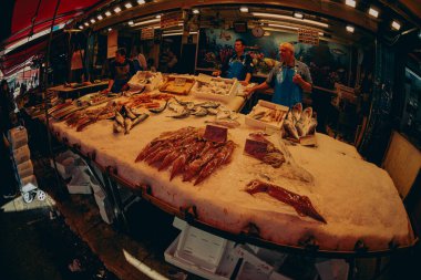 Palermo, İtalya - 4 Kasım 2023: Yerel bir sokak pazarındaki tezgahta duran çiğ balık.