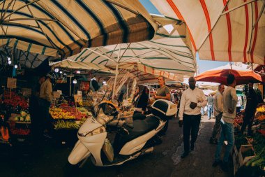 Palermo, İtalya - 4 Kasım 2023: İnsanlar markette yürüyor ve yerel bir pazardan alışveriş yapıyorlar.