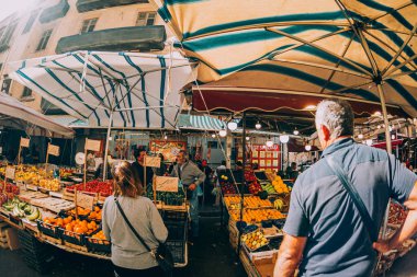 Palermo, İtalya - 4 Kasım 2023: İnsanlar markette yürüyor ve yerel bir pazardan alışveriş yapıyorlar.