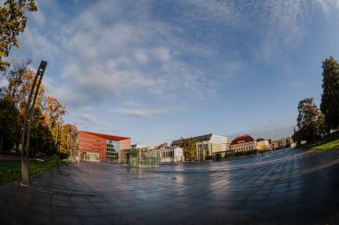 Wroclaw, Polonya 'da Ulusal Müzik Forumu yakınlarında güneşli bir pazar sabahı