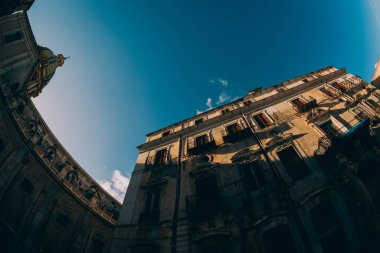 Sabah Palermo 'daki Praetorian Fountain Meydanı' nda.