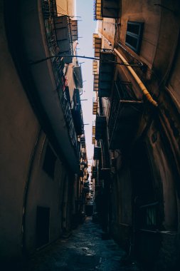 İtalya, Palermo 'nun orta kesimindeki tipik dar geçit..