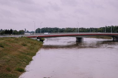 Opole, Polonya - 16 Eylül 2024: Odra nehri üzerindeki bir köprüden geçen arabalar. Su her zamanki seviyenin çok üstünde yükseliyor..