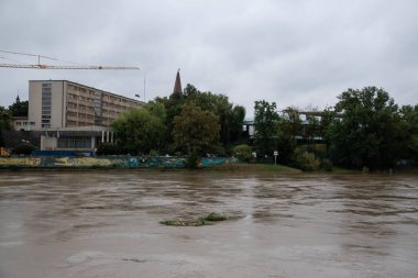 Opole, Polonya - 16 Eylül 2024: Polonya 'nın en büyük nehirlerinden biri olan Odra' da bir nehir taşkını
