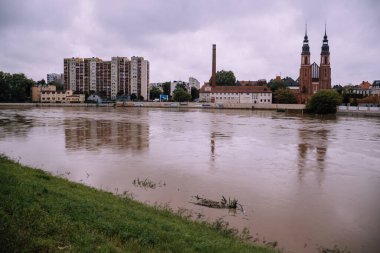 Opole, Polonya - 16 Eylül 2024: Kutsal Haç Katedrali Odra Nehri 'ni sular altında bıraktı. Dört gün süren yağmurlar nehir seviyesinde önemli bir artışa yol açtı.