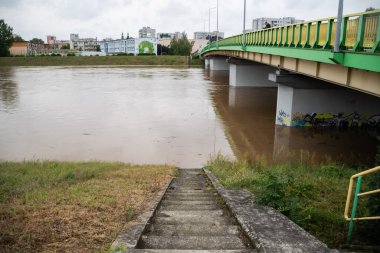 Opole, Polonya - 16 Eylül 2024: Polonya 'nın en büyük nehirlerinden biri olan Odra' da bir nehir taşkını