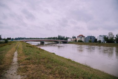 Polonya 'nın en büyük nehirlerinden biri olan Opole' deki Odra 'da bir nehir taşkını. Arka planda, sular altında kalma riski bulunan yerleşim yerleri.