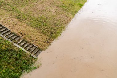 Odra nehrinin kıyısındaki taş merdivenler, sel sırasında yarı yarıya kirli suyla kaplı.