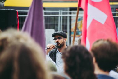 Varşova, Polonya, 19 Temmuz 2025. Göçmenlik karşıtı bir sağ görüşe karşı sol kanat mitinginde konuşma yapan bir konuşmacı