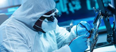 Profesyonel Afro-Amerikan bilim adamı, mikro elektronik ve işlemcilerin araştırılması ve geliştirilmesi için modern bir bilim laboratuvarında çalışıyor. Mikroişlemci üreticisi bilgisayar kullanıyor