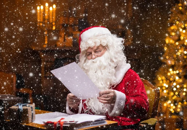 Workplace Santa Claus Cheerful Santa Reading Letters Children While Sitting — Stock Photo, Image