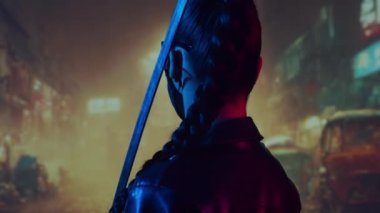 Maskeli ve katanalı siber-punk ninja kız. Asya şehrinin arka planında güzel bir kadın samuray..