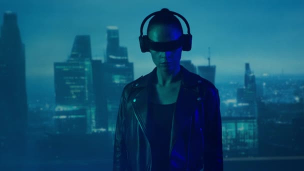 Retrato Chica Cyberpunk Gafas Auriculares Hermosa Joven Fondo Rascacielos Ciudad — Vídeo de stock
