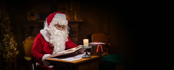 Workplace Santa Claus Cheerful Santa Reading Book Wishes While Sitting — Stock Photo, Image