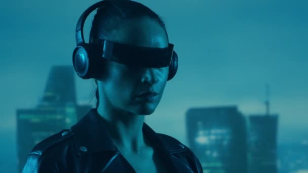 Retrato Menina Cyberpunk Óculos Fones Ouvido Mulher Bonita Fundo Arranha — Vídeo de Stock