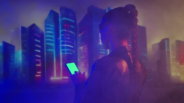 Porträtt Cyberpunk Flicka Med Smartphone Vacker Ung Kvinna Bakgrunden Staden — Stockvideo