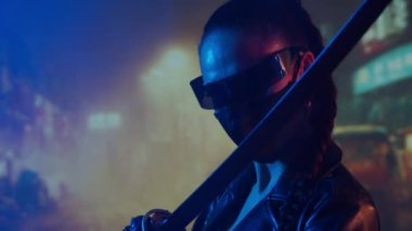 Maskeli ve katanalı siber-punk ninja kız. Asya şehrinin arka planında güzel bir kadın samuray..