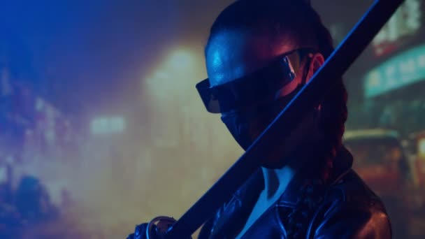 Cyberpunk Ninja Ragazza Maschera Con Una Katana Bella Donna Samurai — Video Stock