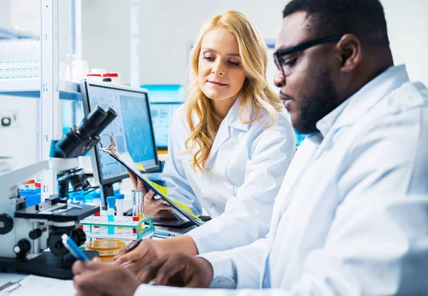 Professional Doctors Doing Monkeypox Research Modern Futuristic Laboratory Lab Experiments — Stock Photo, Image
