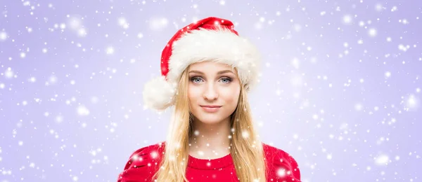 戴着圣诞帽的年轻漂亮姑娘的画像 新年及圣诞概念 — 图库照片