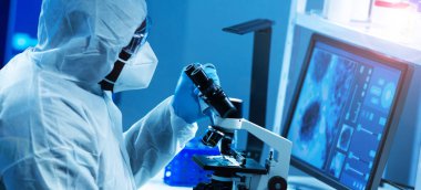 Afrikalı-Amerikalı bilim adamı modern bir laboratuarda laboratuvar ekipmanları, mikroskop ve bilgisayar teknolojisi kullanarak çalışıyor. Yeni ilaçların ve aşıların icadı. Bilim ve Sağlık kavramı.