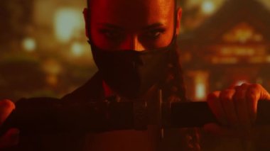 Maskeli ve katanalı genç ve güzel bir ninja kız. Geleneksel bir Japon tapınağının arka planındaki samuray kadın..